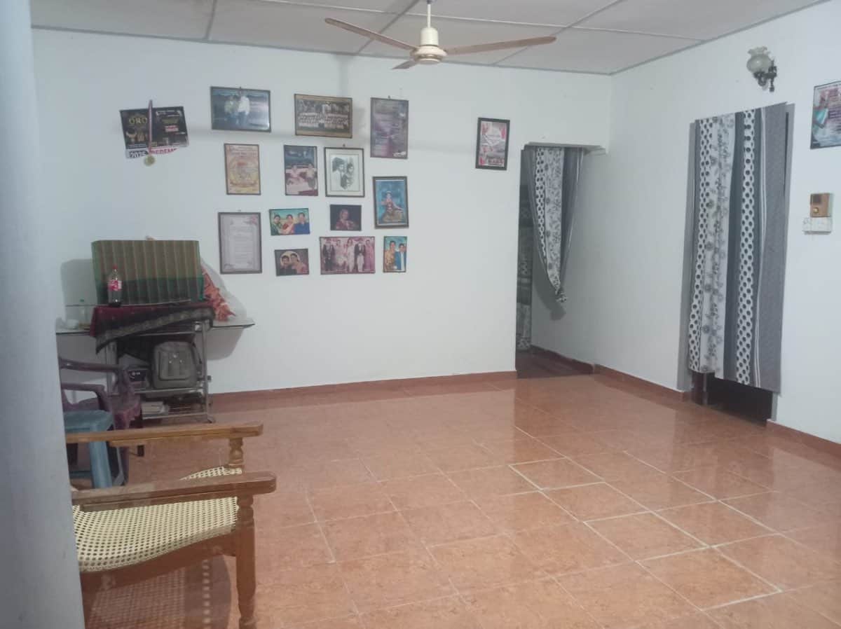நாவற்குடாவில் பழய கல்முனை வீதியில் மூன்று மாடி வீடு விற்பனைக்கு உண்டு