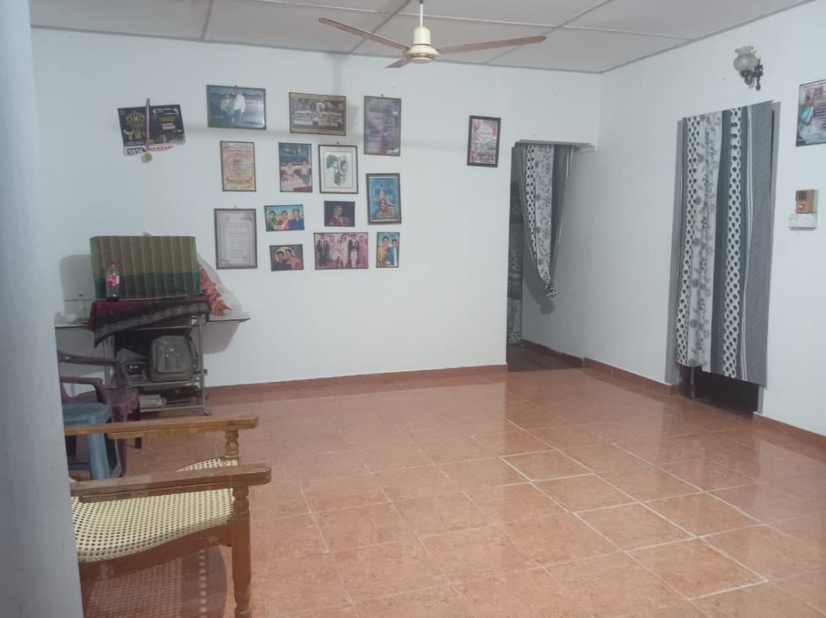 நாவற்குடாவில் பழய கல்முனை வீதியில் மூன்று மாடி வீடு விற்பனைக்கு உண்டு Call 0778641182 — photo 1 of 4